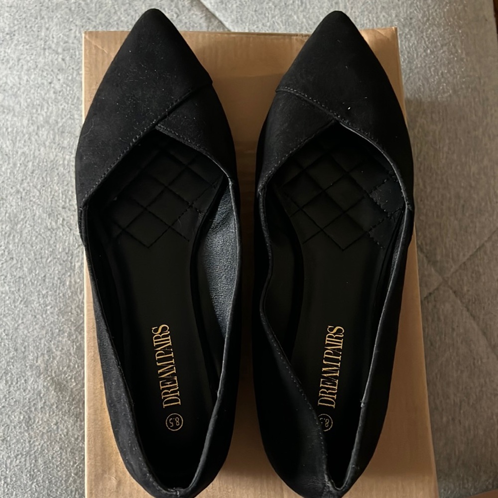 DREAMPAIRS black flats pointed toe with gold detail on heel .. Worn 1x